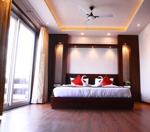 Luxury Suite, 1 Queen Bed, Bathtub, Lake View