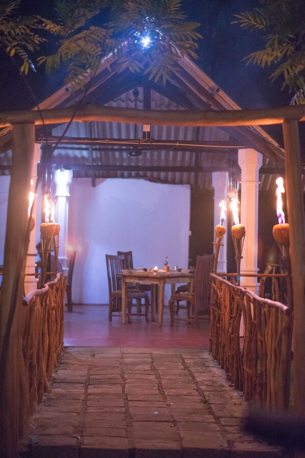 供应早餐、午餐和晚餐,国际美食