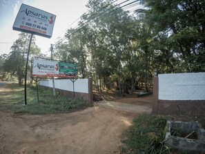 Property entrance - Apsaras Resort Sigiriya (Sigiriya)