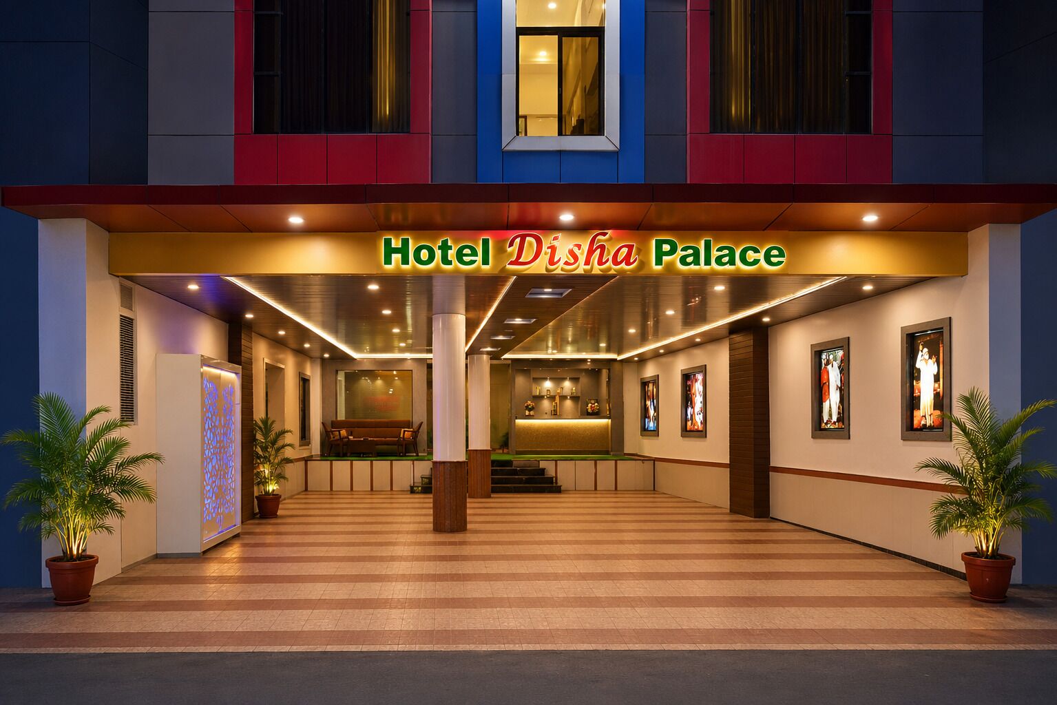 Hotel Disha Palace con una zona de recepción, un área de estar y cuadros en las paredes.
