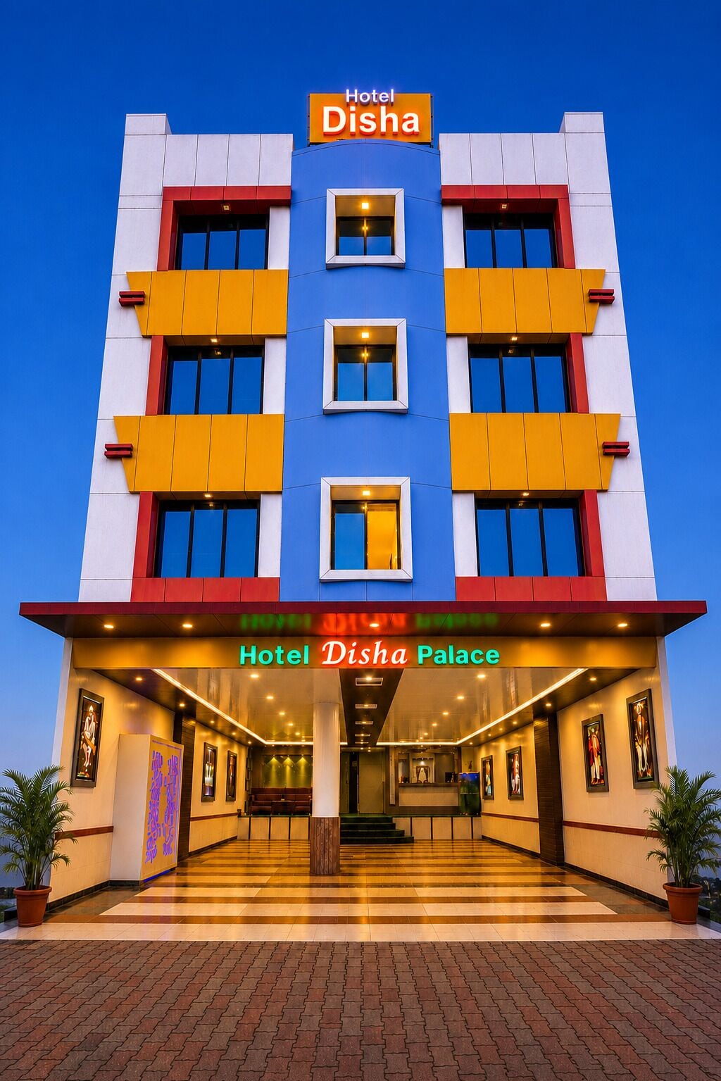 Ein mehrstöckiges Hotelgebäude mit einem gut sichtbaren Schild, auf dem 'Hotel Disha Palace' steht.