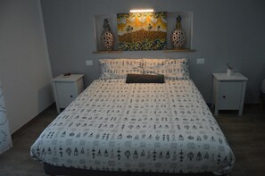 デスク、ベビーベッド (無料)、WiFi (無料)