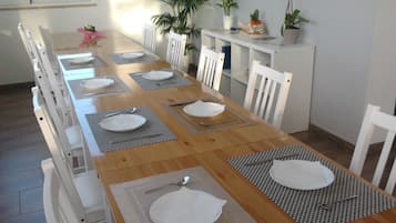 Tägliches Frühstücksbuffet (7.50 EUR pro Person)