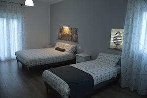 Chambre Quadruple Panoramique, vue montagne | Bureau, lits bébé (gratuits), Wi-Fi gratuit
