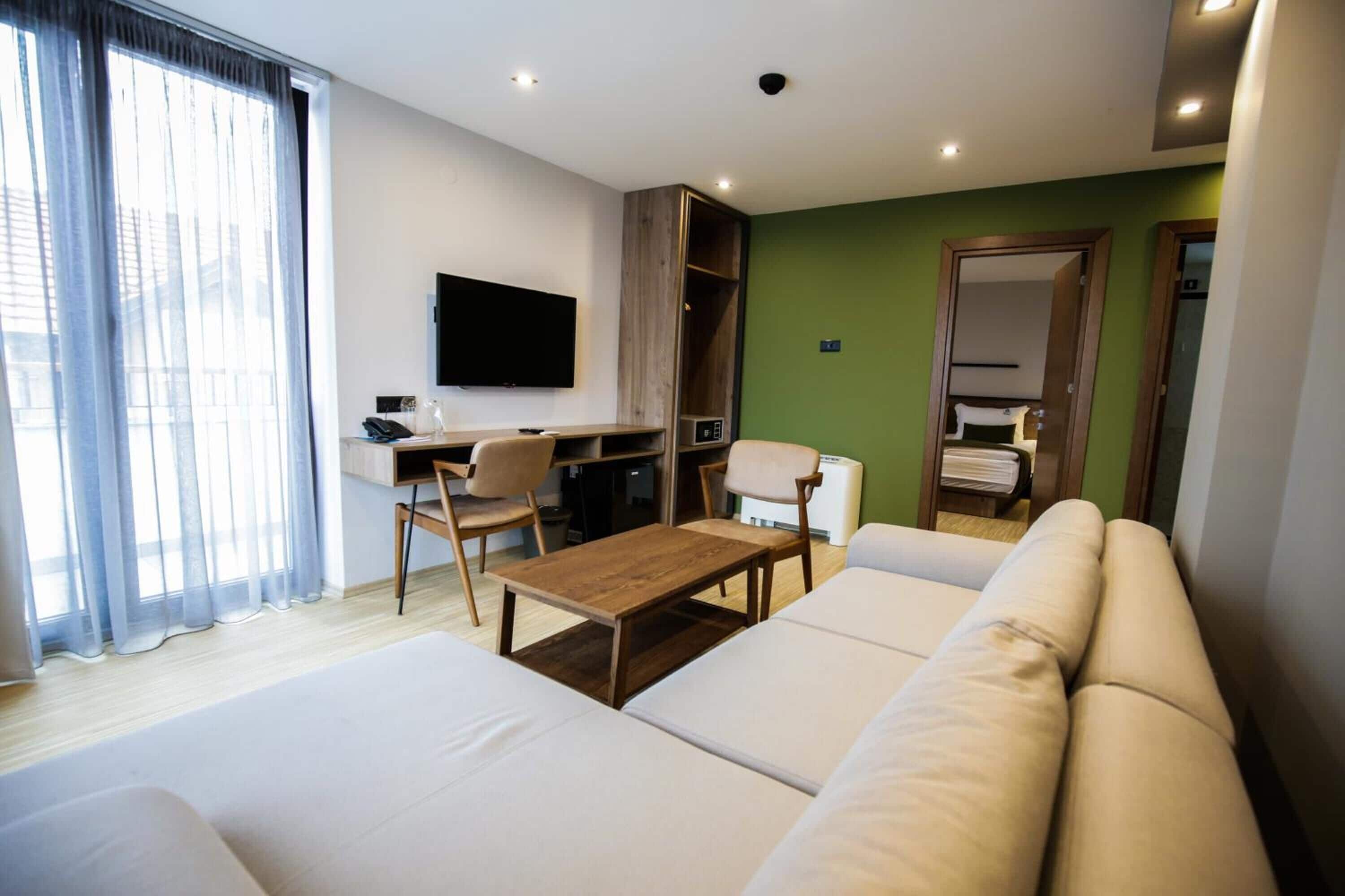 83-centimeters platt-tv med kabelkanaler, tv och golvvärme