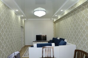 标准公寓, 2 间卧室, 厨房 | 起居区 | 平板电视