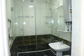 Apartamento estándar, 2 habitaciones, cocina | Baño | Ducha, artículos de higiene personal gratuitos y secador de pelo