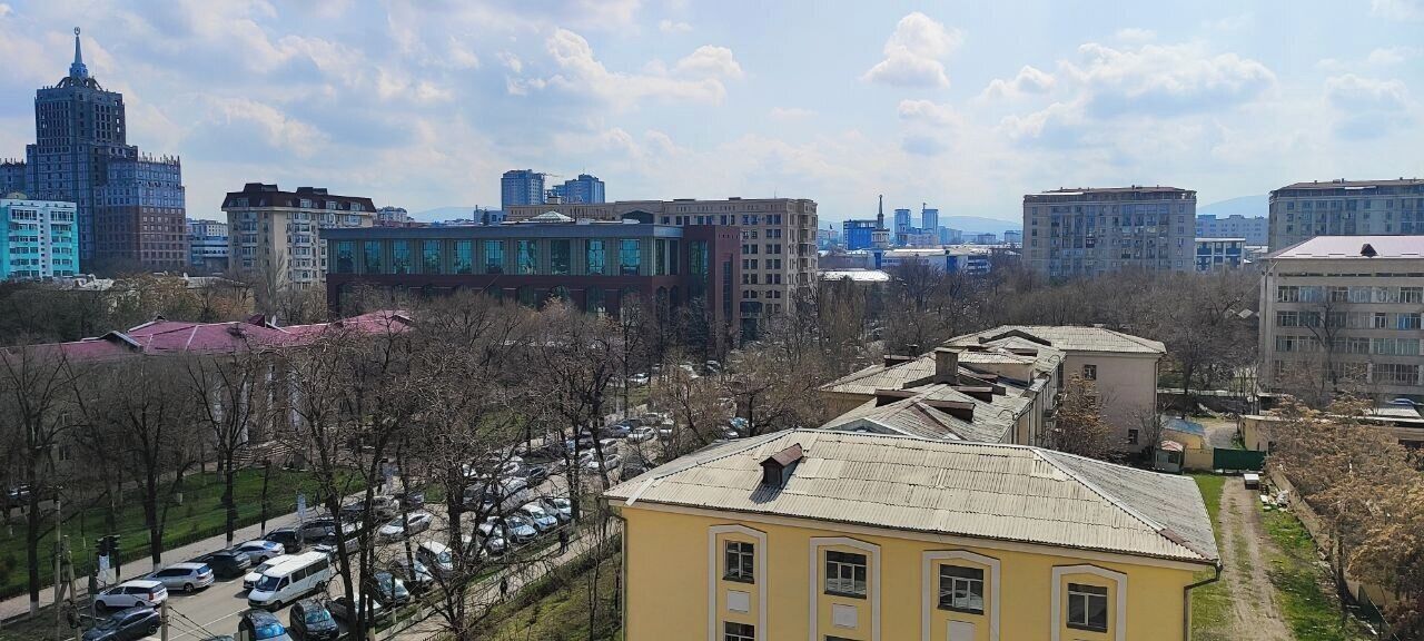 Un paisaje urbano con diversos edificios, incluyendo una torre destacada y varias estructuras altas.
