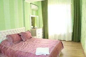 1 bedroom, premium bedding, desk, iron/ironing board - Al-Salam Hotel Apartment (Bishkek)