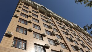Ein mehrstöckiges Gebäude mit vielen Fenstern und Klimaanlagen.