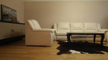 Talo | Oleskelualue | Taulutelevisio, takka