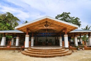 Petit déjeuner, déjeuner et dîner servis sur place, vue sur la plage