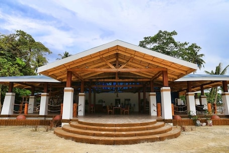 Melayani sarapan, makan siang, makan malam; dengan pemandangan pantai