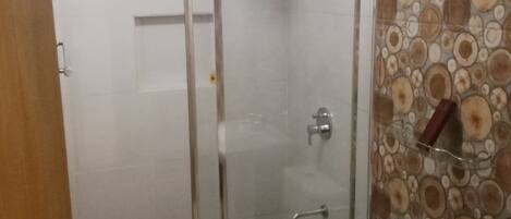 Ein Badezimmer mit Duschkabine, Toilette und Waschbecken.
