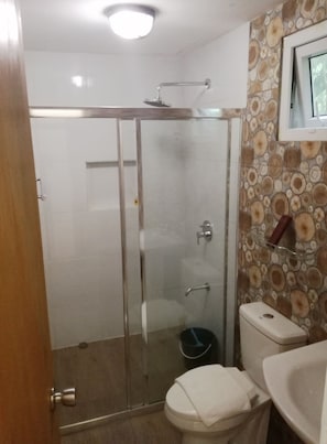 Dusche, kostenlose Toilettenartikel, Handtücher