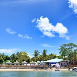 Na praia, prática de mergulho livre no local, passeios de caiaque