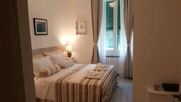 Camera con letto matrimoniale o 2 letti singoli, vista giardino | Insonorizzazione, ferro/asse da stiro, Wi-Fi gratuito, lenzuola