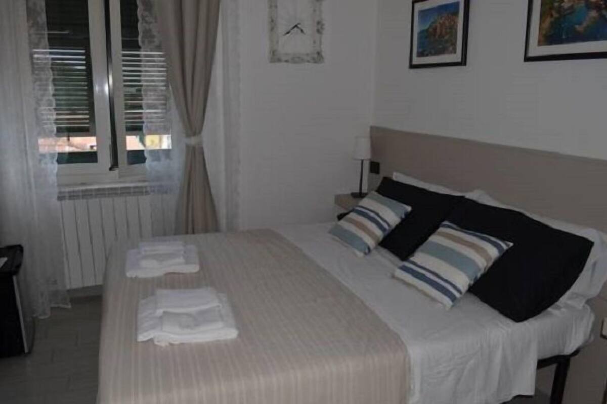 Double Room Single Use | Soundproofing, iron/ironing board (on request), WiFi (free), bed sheets