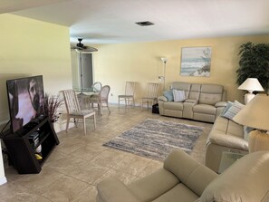 Een smart-tv, een dvd-speler, speelgoed en boeken