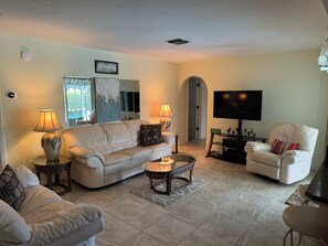 Älytelevisio, DVD-soitin, leluja, kirjoja