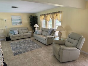 Älytelevisio, DVD-soitin, leluja, kirjoja