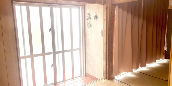 1 habitación, sistema de insonorización, wifi gratis y ropa de cama 