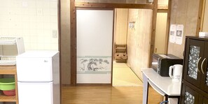 Refrigerador, microondas, arrocera, plancha de cocina