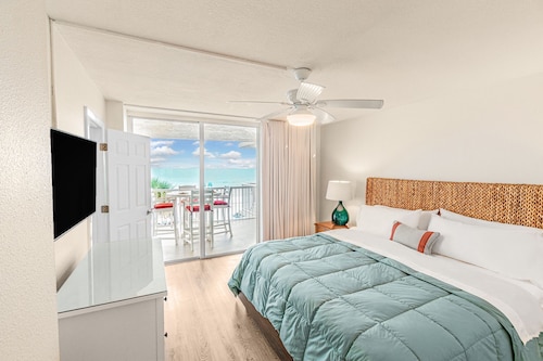Beachfront. Seaview202 Updated condo and newly renovated heated pool and hot tub