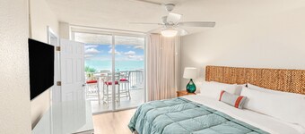 Beachfront. Seaview202 Updated condo and newly renovated heated pool and hot tub