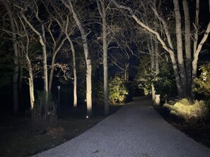 Property grounds - Perfect Mid-Century Private Waterfront East Hampton Retreat! (East Hampton)