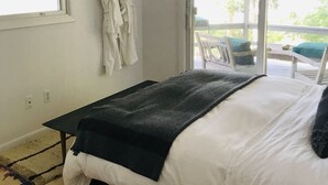 Um quarto com cama, janela e vista para o exterior.