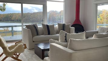 Smart TV, chimenea, libros y estéreo