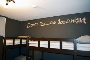 A bunk bed room with a wall sign saying "Don't Tell me Goodnight". - Sumsum Guest House - Hostel (Yangyang)