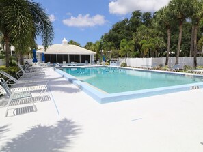 Lämmitetty uima-allas