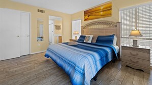 A bedroom with a bed, bedside tables, a nightstand, and a window with blinds. - 2/2 Vaulted Ceiling 10 Min to beach on golf course (Venice)