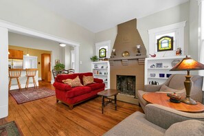 Een smart-tv en boeken