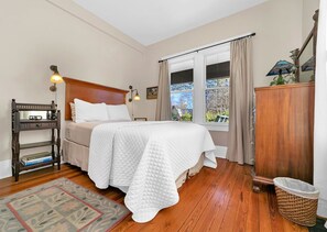 2 chambres, fer et planche à repasser, lit de bébé portatif