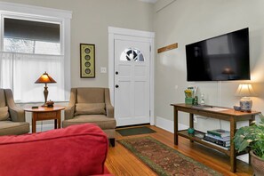 Een smart-tv en boeken