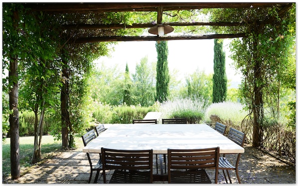 Outdoor dining - Tuscan village in SIena. farmhouse surrounded by garden,pool and panoramic view (Asciano)