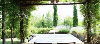 Huisje in een gehucht met zwembad, tuin en panoramisch uitzicht op de heuvels van Siena