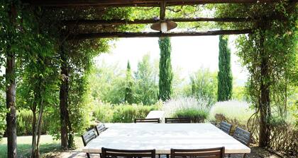 Cottage dans un hameau avec piscine, jardin et vue panoramique sur les collines de Sienne