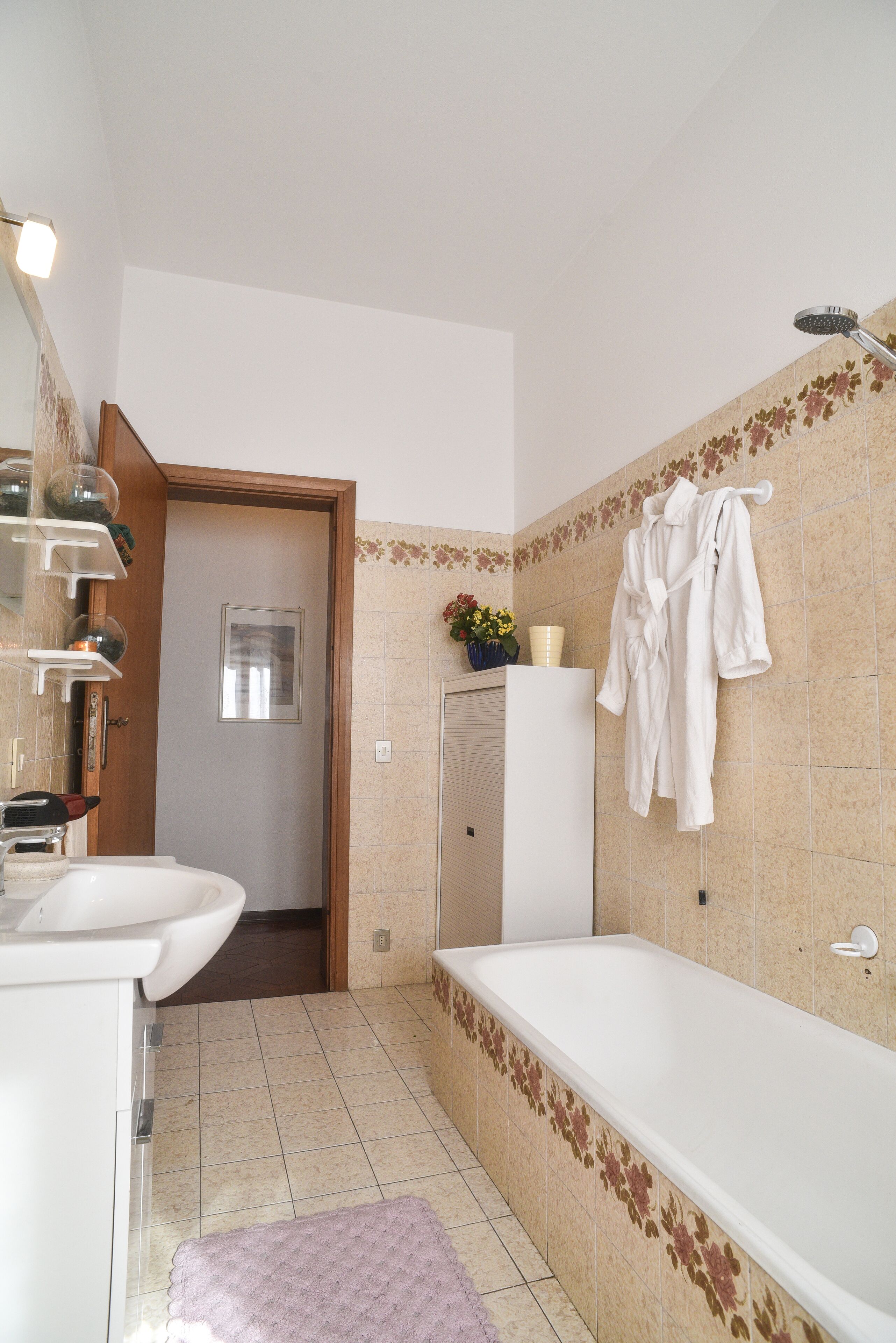 Combined shower/tub, hair dryer, bidet, towels