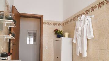 Combined shower/tub, hair dryer, bidet, towels