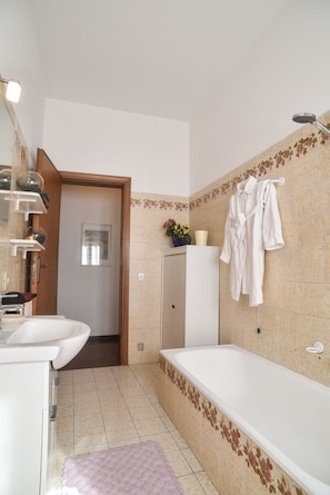 Ensemble douche/baignoire, sèche-cheveux, bidet, serviettes fournies