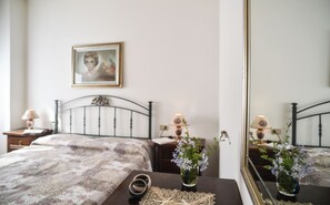 3 bedrooms, desk, iron/ironing board, free WiFi