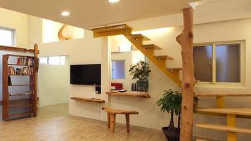 Cabaña superior, varias camas, mezzanine | Área de sala de estar | Televisión de pantalla plana