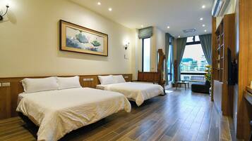 Exclusive Quadruple Room | Desk, blackout curtains, free WiFi, bed sheets