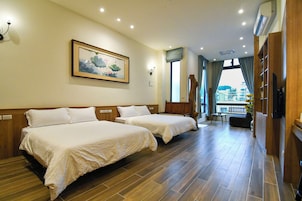 Exclusive Quadruple Room | Desk, blackout drapes, free WiFi, bed sheets