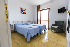 2 habitaciones, tabla de planchar con plancha y ropa de cama