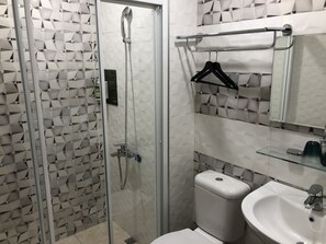 Double Room | Bathroom | Shower, free toiletries, hair dryer, slippers - Mr. Mantter (Taichung)